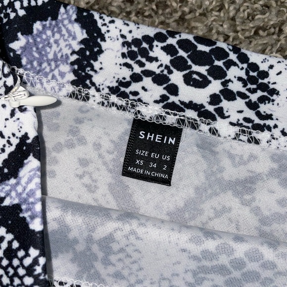 SHEIN Snakeskin Print Vented Mini Skirt - Picture 2 of 3